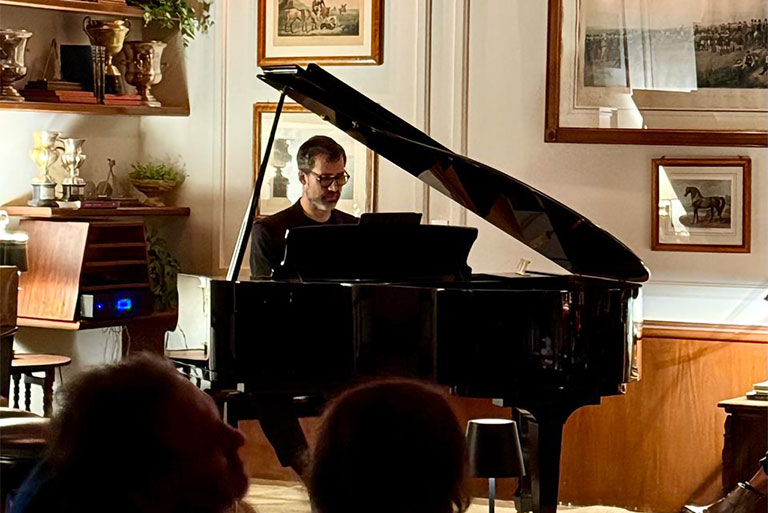 Melodia e aplausos no Piano Bar